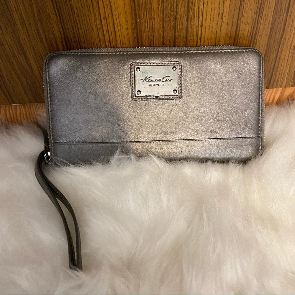 🛍️3/$30 Kenneth Cole women’s metallic wristlet wallet